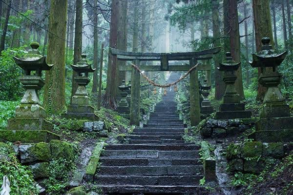 穿戸岩の伝説地、熊本県阿蘇郡の上色見熊野座神社